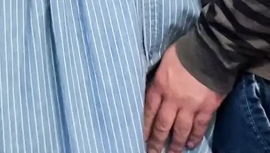 Rastgele yabancının elbisenin altında yapışkan parmakları