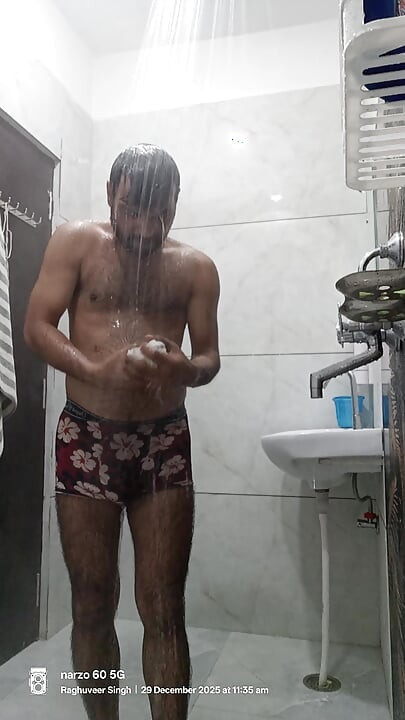 Indischer desi-polizisten stiefsohn bekommt dusche und masturbation genießen teil III