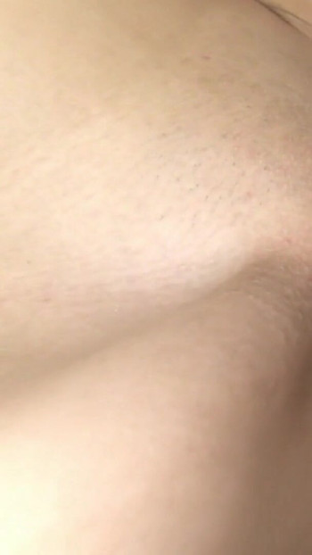 必须分享的时刻来自“无辜的日本女孩在她剃光的阴户里得到了多根鸡巴，每个人都在她体内射精，中出”