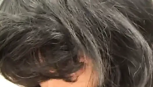 Memek be basah cewek semok rambut cokelat ini dijilat habis-habisan sama pria dewasa