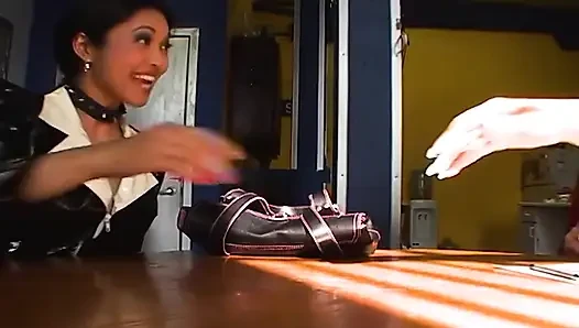 Crystal bestraft mika tan, indem sie ihre möpse beißt und verhärtet!
