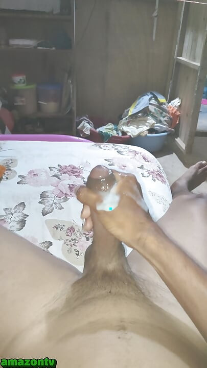 私のペニスと私のお尻で遊ぶ私がミルクを投げるまで