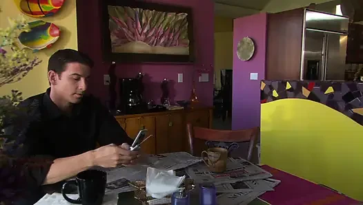 Heiße latina-masseuse bläst und reitet harten schwanz im freien