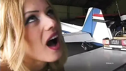 Работницы с жестким членом трахают задницу сексуальной блондинки в черных чулках