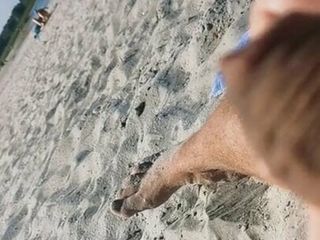 Expunerea pulii mele pe plajă și masturbare