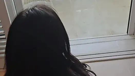 Gerçek orta yaşlı seksi kadın otel balkonunda herkesin görmesi için sikiliyor