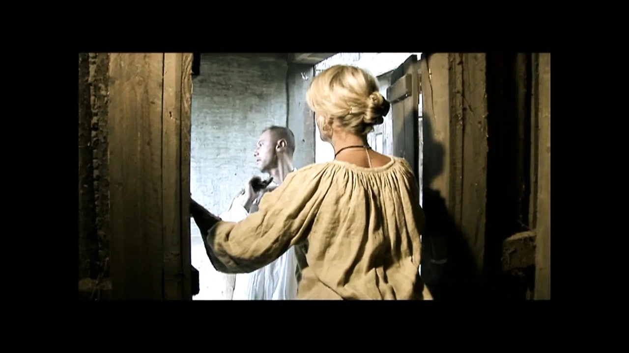 一个熟女在她的阴户里被一根坚硬的年轻大鸡巴干