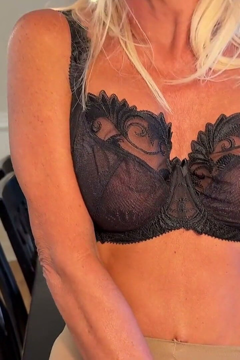 Orta yaşlı seksi kadın Tatiana Steele tüm külotlu çorap hayranları için özel bir video çekiyor