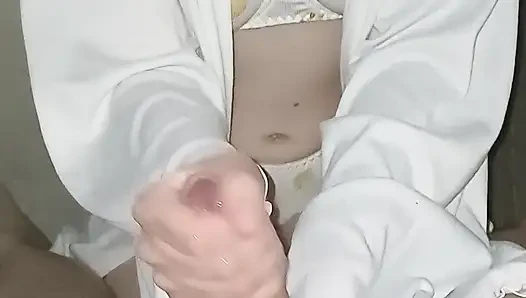 Ibu teman sekelasku ngocok kontolku pakai minyak.