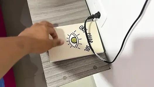 Während ich das Buch las, favorisierte meine geile stieftochter, stelle ich mir vor, dass sie ihren reichen arsch auf allen vieren fickt und sie mit sperma füllt