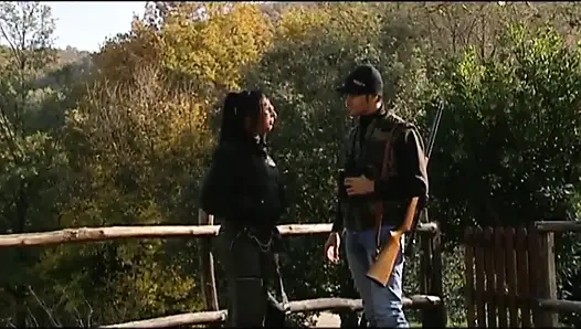 Красивые лесбиянки лижут киску, большой хуй, проникнутый в анал в тройничке