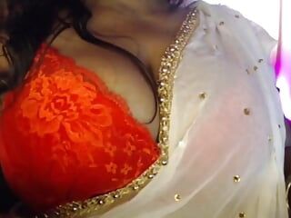 Öppnar sari och behå och leker sedan med sina heta nakna bröst.