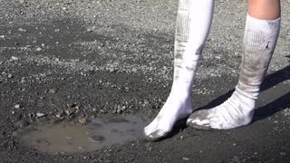 泥の白い靴下