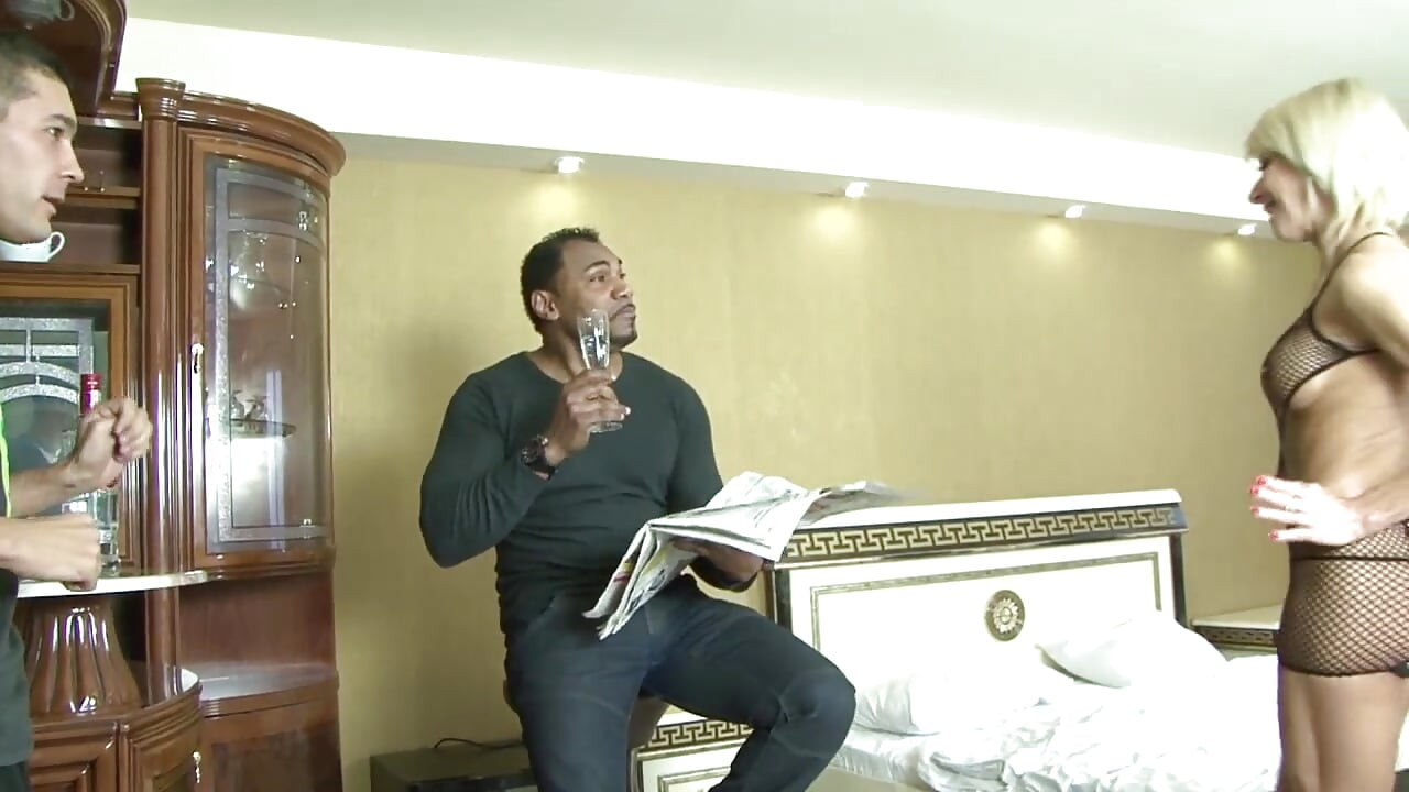 Mladi muž gleda kako se njezina nevjerna žena jebe s crncem