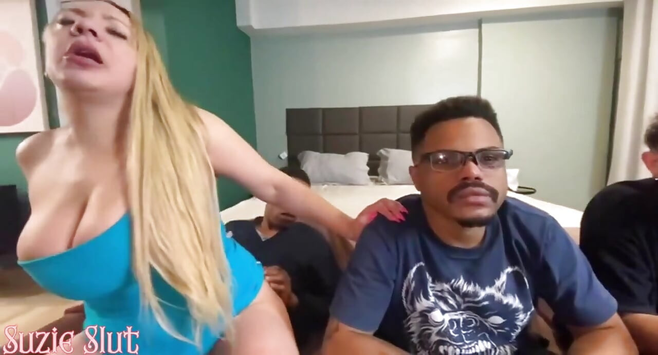 Une MILF coquine baise une jeune amie pour taquiner son beau-fils pendant que son mari cocu regarde le match de coupe