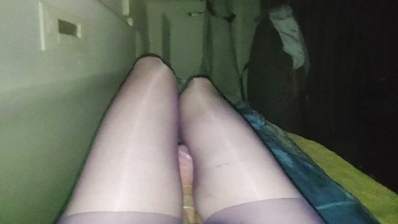 Pau com preservativo entre as pernas de collants
