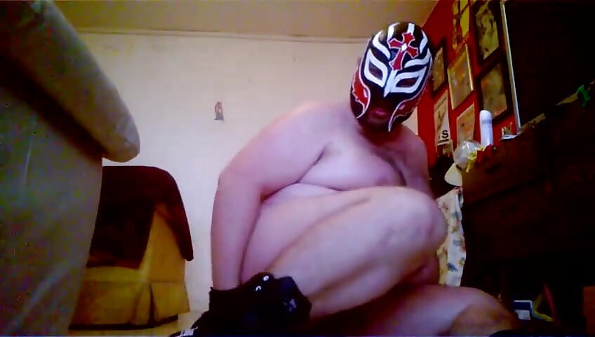Fat Wrestler Wanks off & Shows Hole