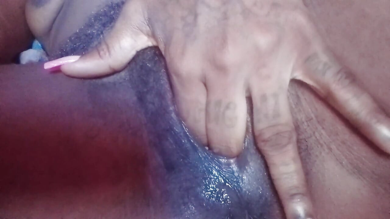 Aku lagi asik fingering memek berbuluku sampai orgasme!