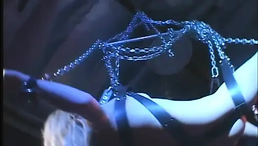 Чувак с большим хуем впихивает его жезл в тугую пизду и рот этой рабыни в латексе