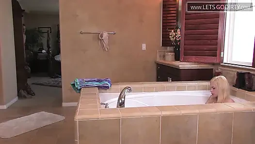 Tara si cewek hot pecinta memeknya dientot dari belakang sampai memeknya goyang-goyang