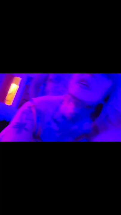 69 in een neon bodystocking POV doggy creampie met TS Diana Deelight in sokken.