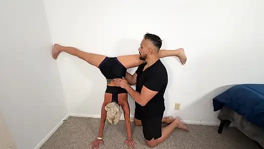 Tante seksi tatiana steele lagi asik latihan yoga bareng chris getz