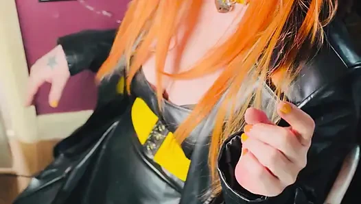 Die gotische süße Tina Snua in einem Ledermantel gekleidet &raucht einen Cork 100 Zigarette - ginger miss Smokes in einem leder-outfit OME