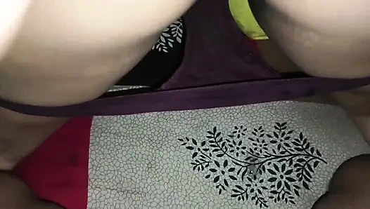 Dia menyetubuhi memekku yang berair, membuka celana pendekku dan membuatku disetubuhi gaya doggy dengan kekasihnya.