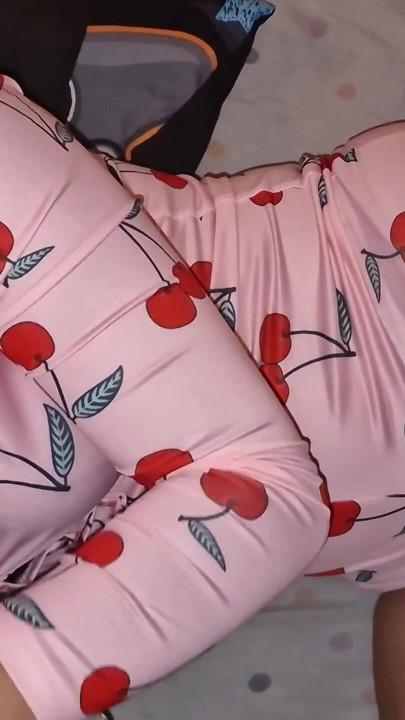Cea mai bună prietenă a mea m-a prins citind o carte singură în camera mea, devine excitată și am ajuns să ne fut tare fără prezervativ | Clip 1