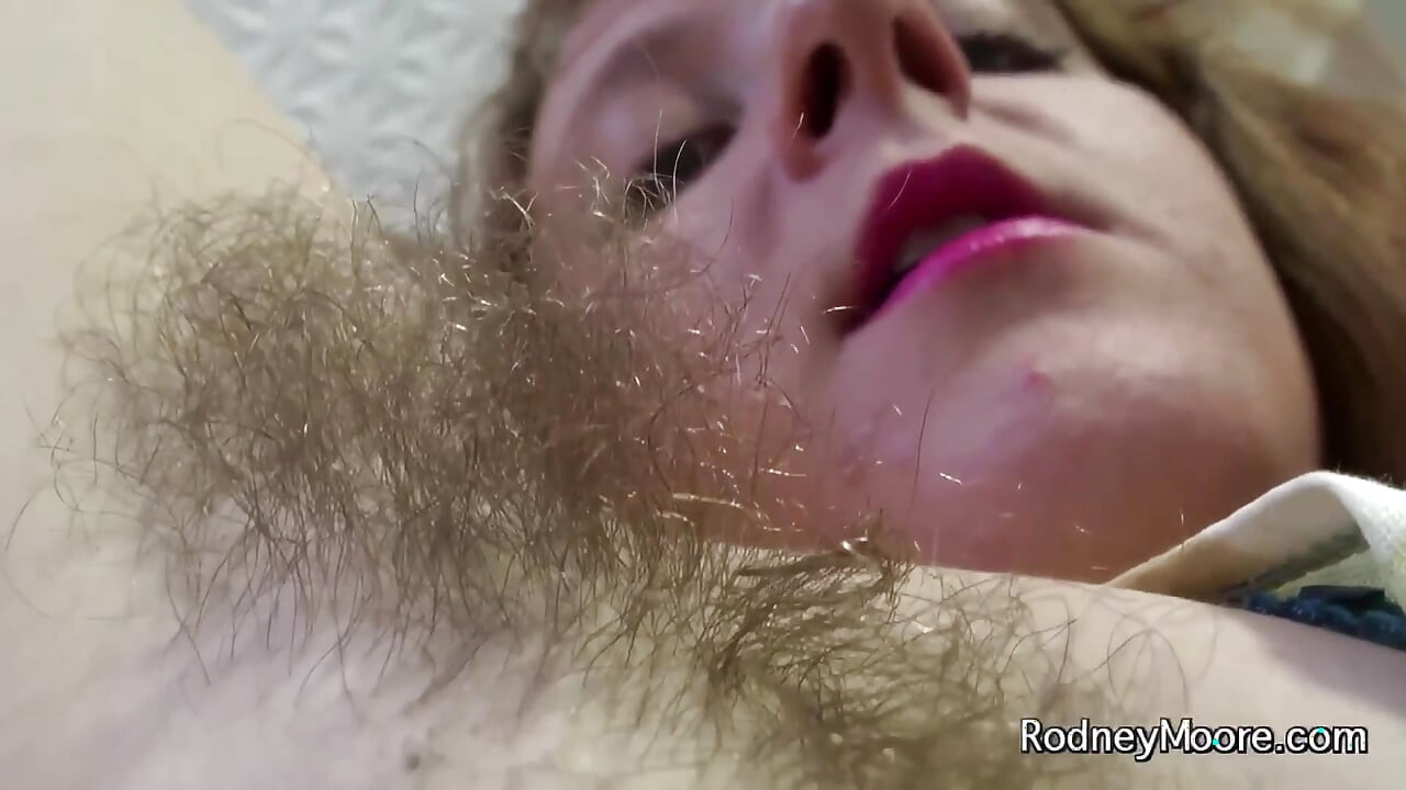 모든 곳에서 머리! 미친 털이 무성한 섹시녀 털이 무성한 소녀 솔 클레어