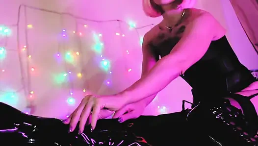 Herrin pink Eva latex-fetisch-göttin, MILf, domina, lederstiefel