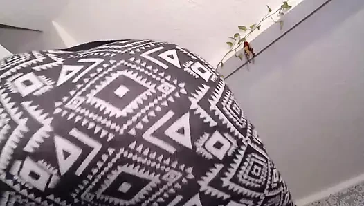 719 dev kadın adamı büyük külotuyla sabitlenmiş buluyor ve onunla oynuyor. Ayaklar, göt ve büyük külot