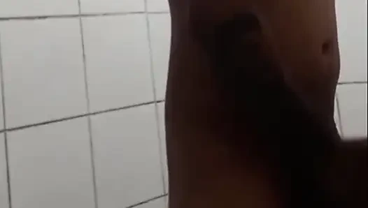 Bayan kız yüzünü kameraya gösteriyor