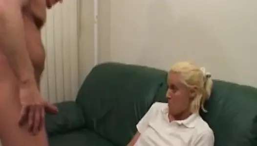 Sarışın olgun sürtük parmakları amını damlatıyor ve yalıyor
