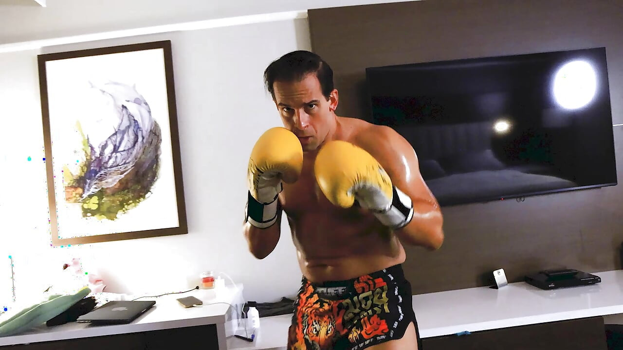 ครอบงํามวยเคาะประตู: Kandy Vs Sam Stout