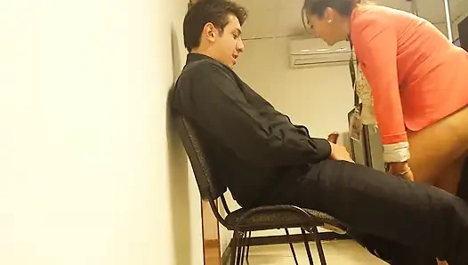 Aku nggak sabar nunggu lagi dan kami lagi asik di kantor!