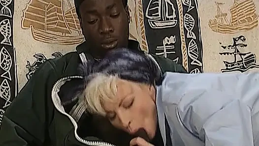 Seksi sarışın Alman hizmetçi zenci adam tarafından sikiliyor