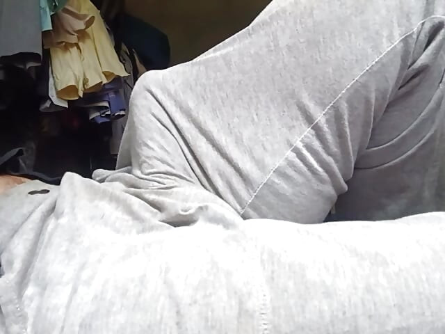8 palcový velký stařík masturbuje