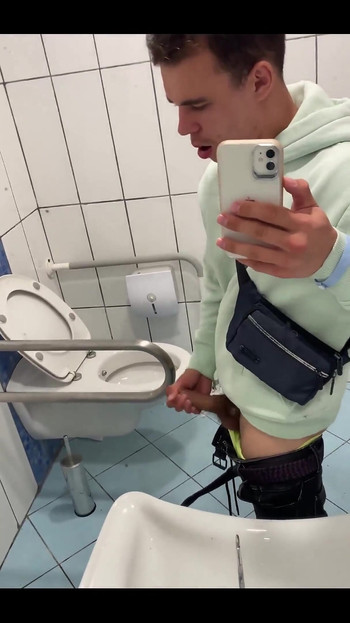 I Can't Miss the Opportunity to Masturbate in Toilet