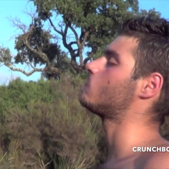 숲에서 전시하는 섹시한 젊은 트윈크에게 따먹히다