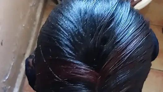 Cewek nakal kulit hitam lagi asik nyepong dan ngocok kontol pria kulit putih dengan gaun seksi warna hitam