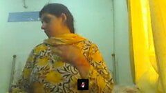 Lahori, Hausfrau Saba, zeigt große Möpse vor der Webcam