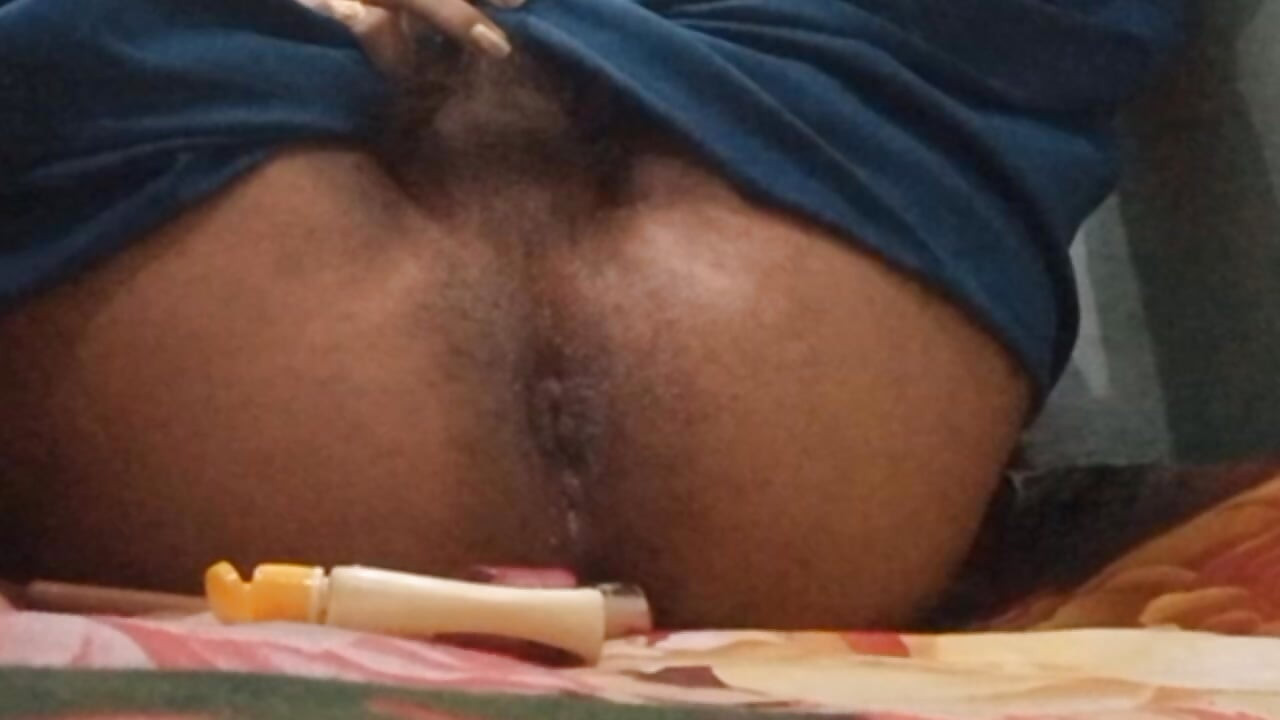 Indian crossdresser using nail paint for anal as dildo