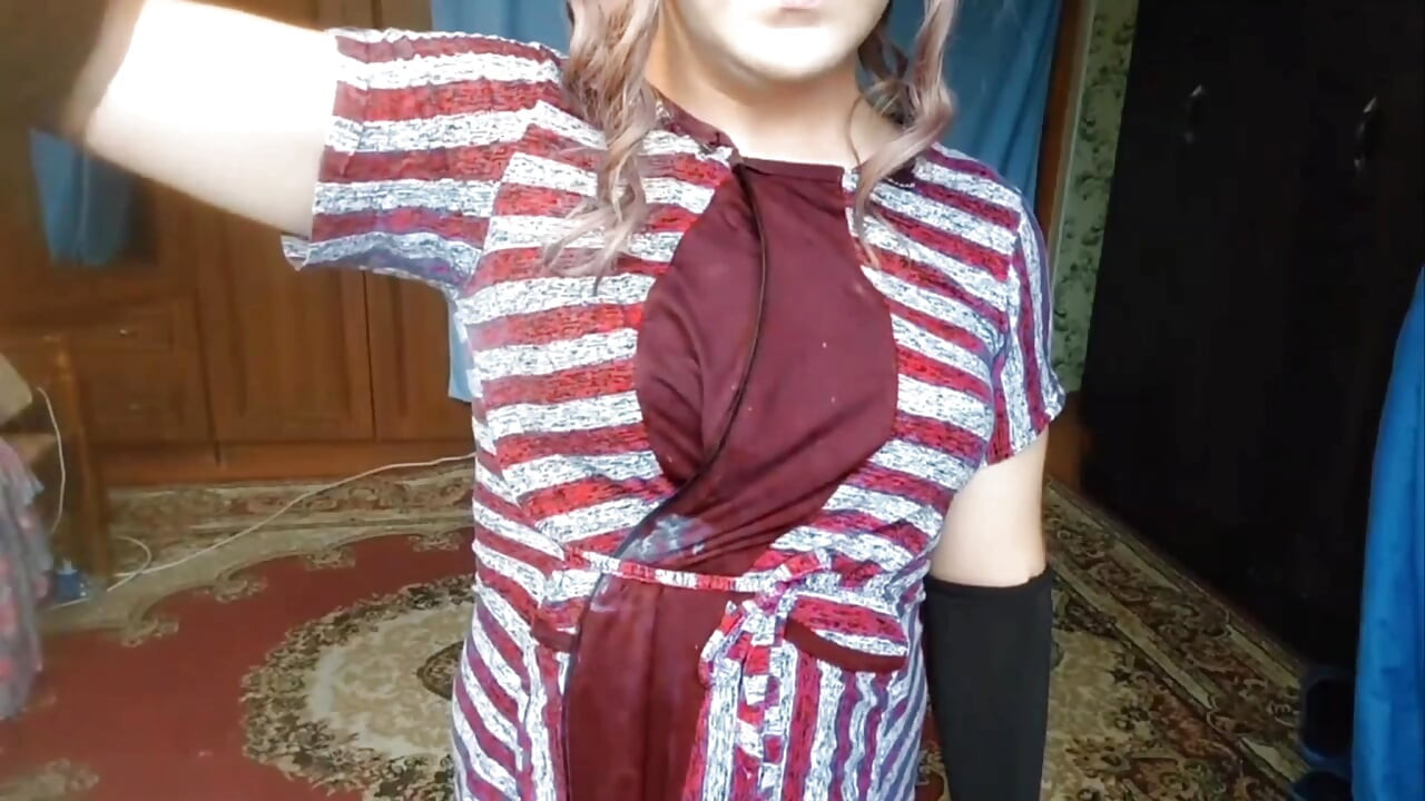 Prekrasan femboy u svjetlucavim tajicama ispod prozirne haljine