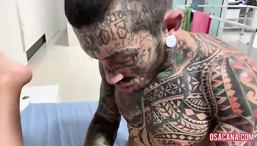 Büyük penisin üzerine güzelce oturuyor ve yuvarlanıyor