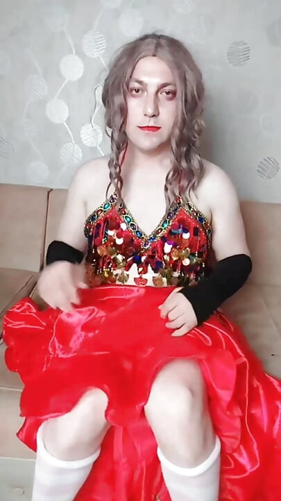 Femboy hastáncos piros csábító ruhában