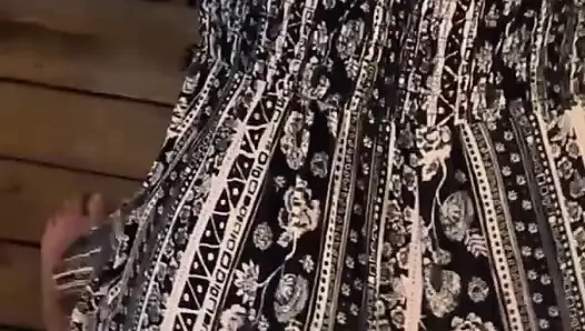 Жена трясет и трется своей задницей на крыльце