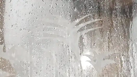 А если ты сопровождаешь меня принимать хороший душ, то твоих рук не хватает