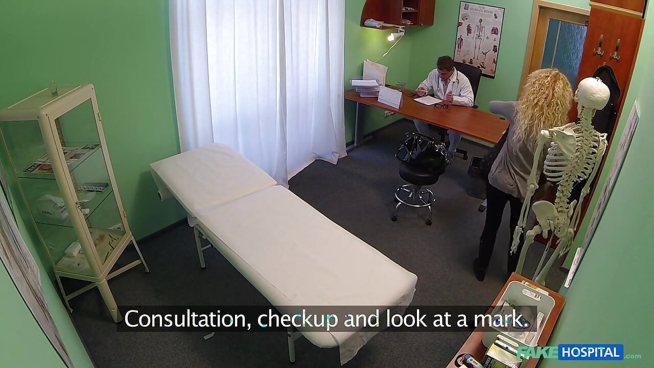 Spitalul fals - soția blondă sexy este prinsă în biroul voyeur sex cu doctorul pentru a-și elimina pistruiul are parte de spermă pe pizdă
