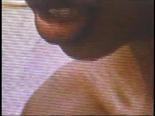 当她湿润的阴户被一根巨大的柱子深深抽插时, 饥渴的辣妹高兴地呻吟